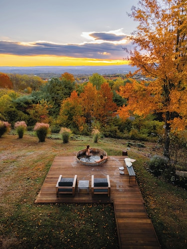 Hillcrest Glasshouse - a minimalist modern retreat