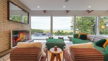 Smart TV, fireplace, books, stereo