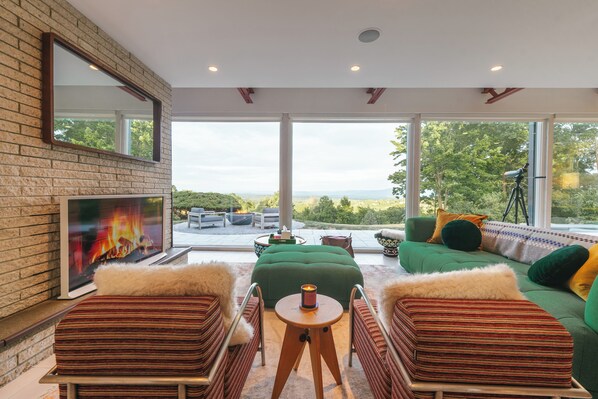 Smart TV, chimenea, libros y estéreo