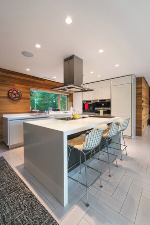 Fridge, oven, stovetop, dishwasher