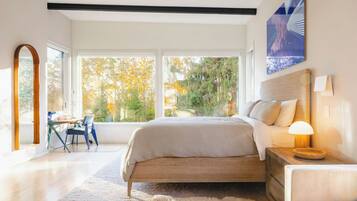 2 bedrooms, desk, iron/ironing board, travel crib