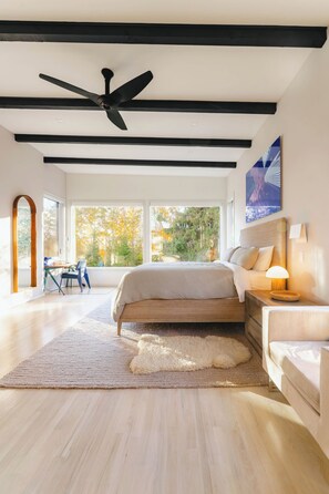 2 habitaciones, escritorio y tabla de planchar con plancha