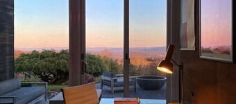 Hillcrest Glasshouse - a minimalist modern retreat