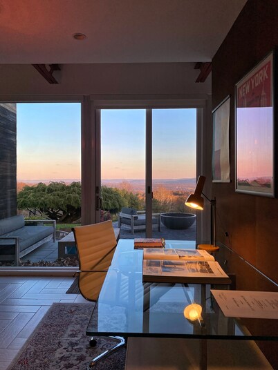 Hillcrest Glasshouse - a minimalist modern retreat