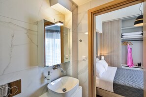 Douche, sèche-cheveux, serviettes fournies, savon