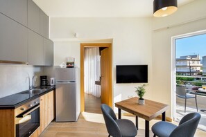Refrigerador, horno, parrilla de estufa y cafetera y tetera 
