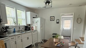Kaffetrakter/tekoker, kjøleskap, mikrobølgeovn og ovn