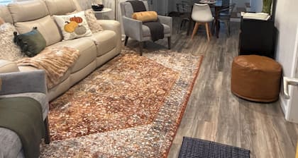 Cozy Modern 3-bd, Pet Friendly, 12 miles from RRG!