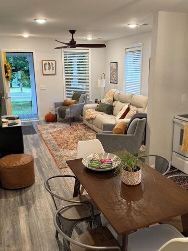 Modern 3bed 2bath, short drive to RRG, walk to stores and restaurants! So clean!