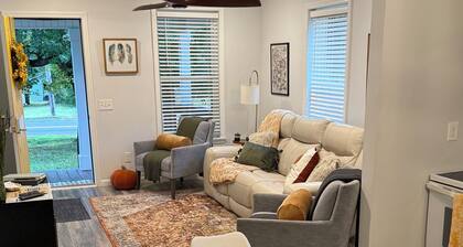 Modern 3bed 2bath, short drive to RRG, walk to stores and restaurants! So clean!