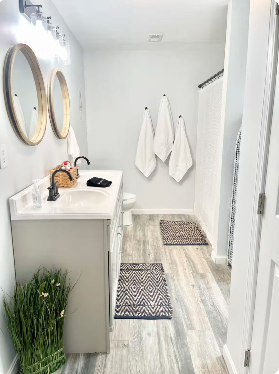 Combined shower/bathtub