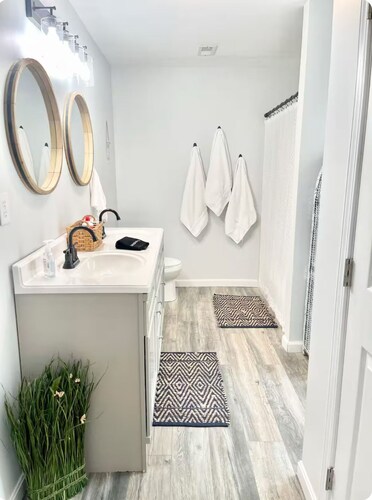 Modern 3bed 2bath, short drive to RRG, walk to stores and restaurants! So clean!