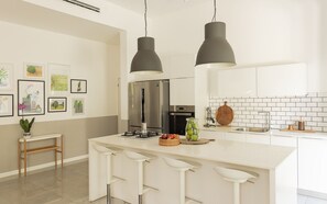 Réfrigérateur, four, plaque de cuisson, cafetière/bouilloire