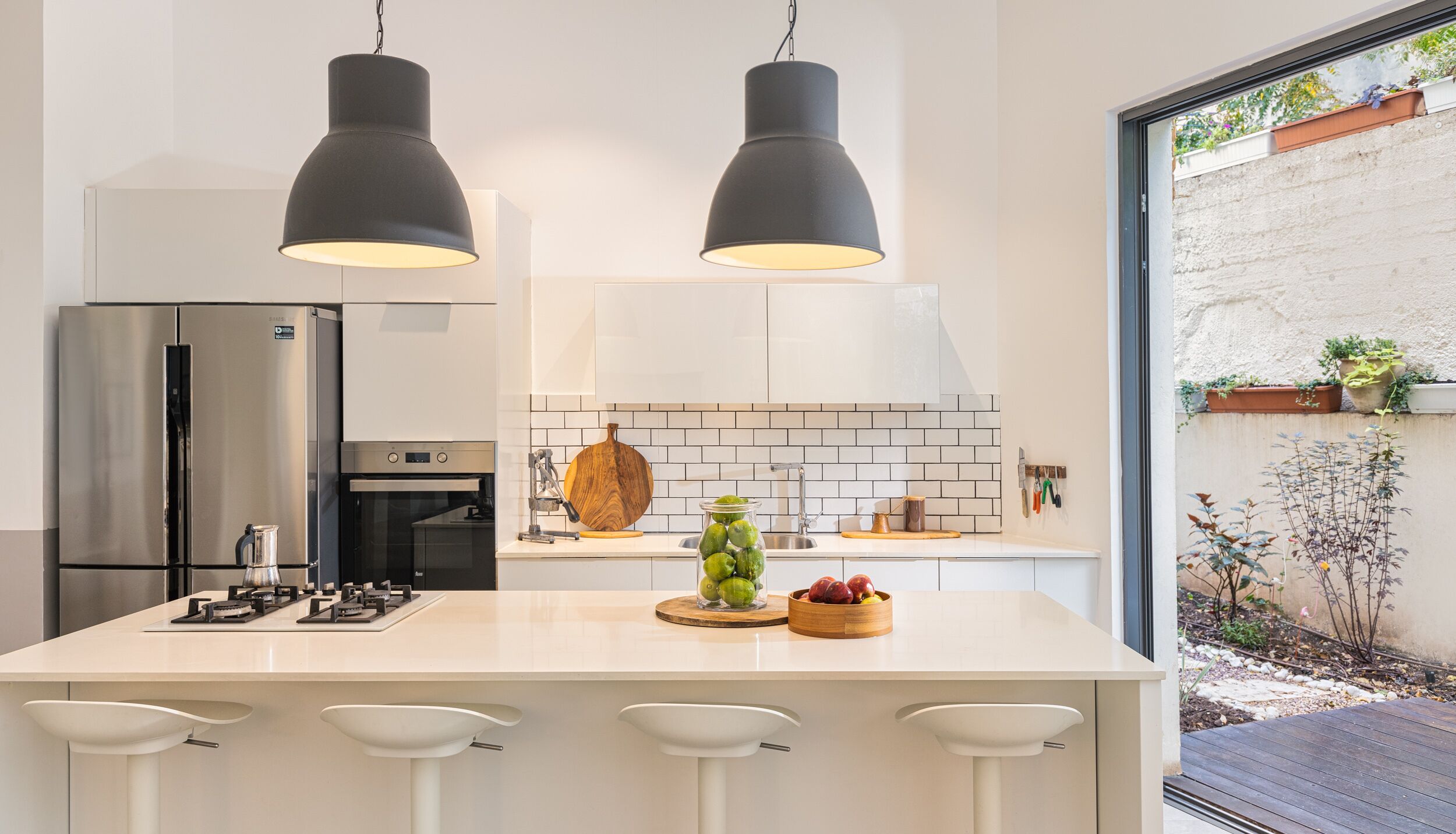 Réfrigérateur, four, plaque de cuisson, cafetière/bouilloire