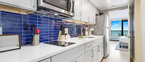 Réfrigérateur, micro-ondes, plaque de cuisson, cafetière/bouilloire