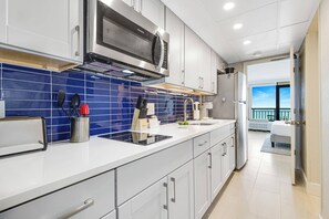 Refrigerador, microondas, parrilla de estufa y cafetera y tetera