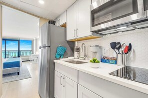 Réfrigérateur, micro-ondes, plaque de cuisson, cafetière/bouilloire