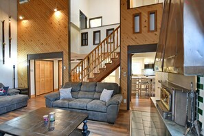 TV, fireplace, DVD player - Fully equipped Blue Mountain Chalet with outdoor hot tub (Town of the Blue Mountains)