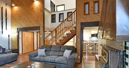 Fully equipped Blue Mountain Chalet with outdoor hot tub