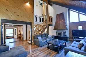 Télévision, cheminée, lecteur de DVD