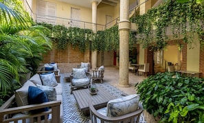 Télévision à écran plat de 32 pouces avec chaînes par câble, télévision