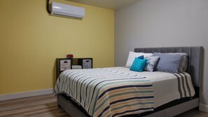 1 غرفة نوم ومكتب ومكواة/لوح كي وسرير سفر