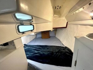 2 bedrooms, desk, bed sheets