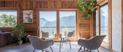 Smart TV, chimenea, futbolito y libros
