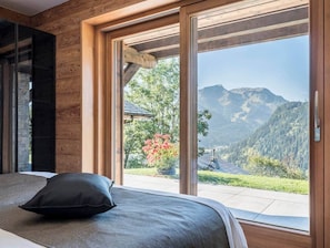 5 bedrooms, iron/ironing board, free WiFi, bed sheets