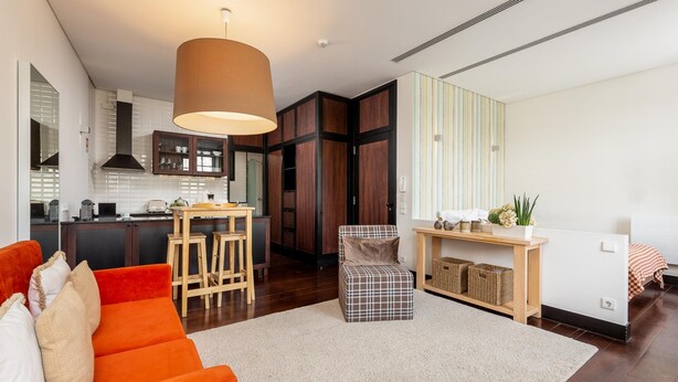 A modern living space with a kitchen, dining area, and seating area. - Torre 1 in Oporto With 1 Bathrooms (Porto)