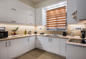 Microwave, oven, dishwasher, coffee/tea maker