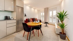 A modern apartment with a kitchen, dining area, and living space. - Ribeira Gaia 3 in Vila Nova de Gaia (Vila Nova de Gaia)