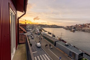 A waterfront street with buildings, a pedestrian walkway, and a view of the water. - Ribeira Gaia 3 in Vila Nova de Gaia (Vila Nova de Gaia)