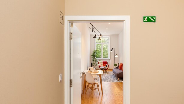 Un intérieur moderne comprenant un coin repas, un canapé et un escalier.