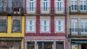 Filera d'edificis acolorits amb nombroses finestres i balcons.