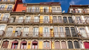 A multi-story building with balconies, windows, and doors. - Ribeira Porto 0 in Oporto (Porto)