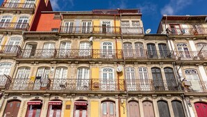A multi-story building with balconies, windows, and doors. - Ribeira Porto 1 in Oporto (Porto)