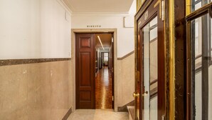 A hallway with a wooden door labeled "DIREITO" leading to a room. - Santa Catarina 1D in Oporto (Porto)