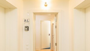 Un pasillo con una puerta marcada con las letras 'S' y 'AL' para elegir habitación.