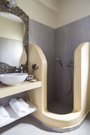 Double or Twin Room | Bathroom | Shower, rainfall showerhead, free toiletries, hair dryer - Portes Houses (Naxos)