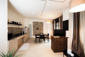 Dining - Domus Acaja-Elegant Apartment in the Historic Center-Fully Equipped Kitchen (Pinerolo)
