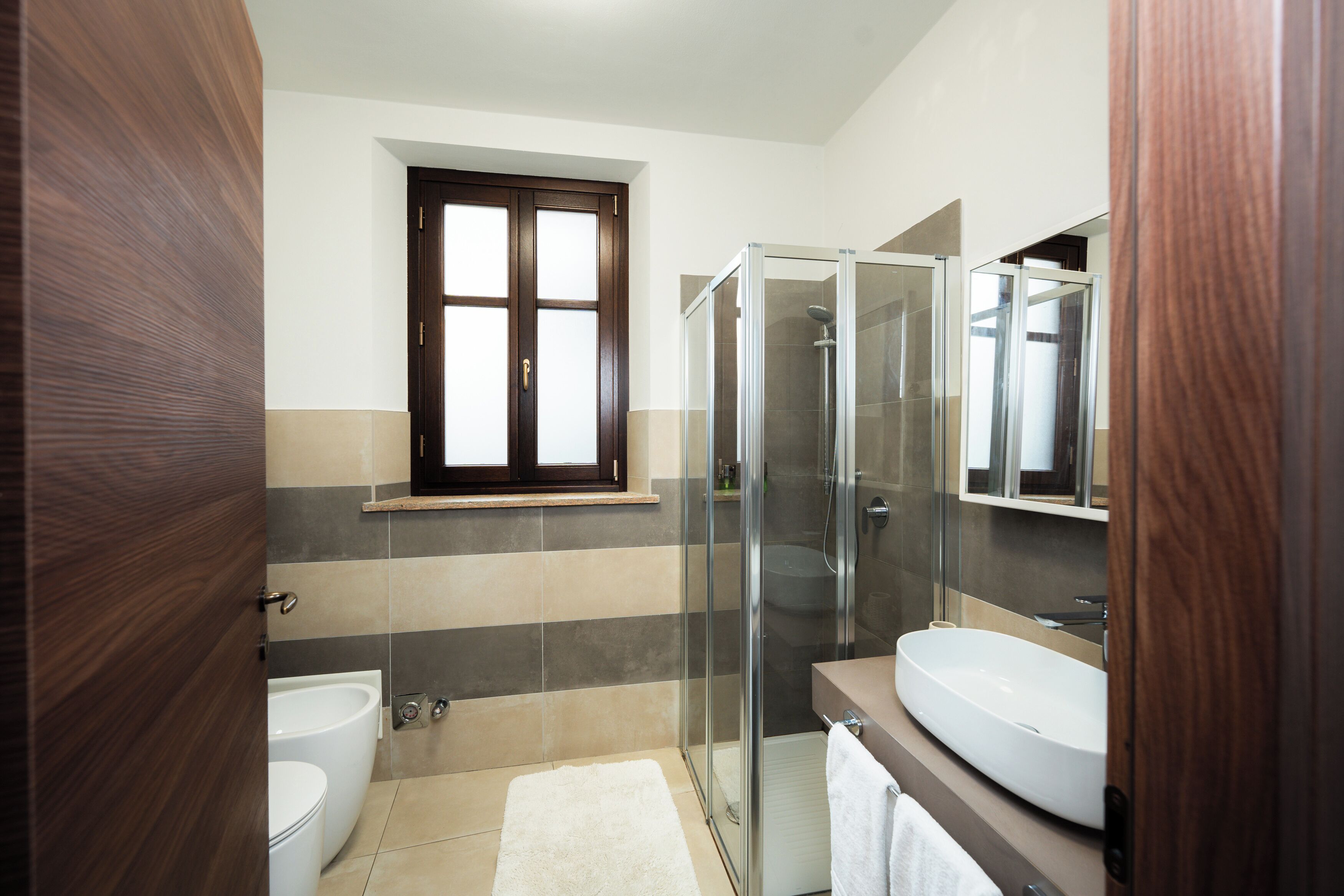 Douche, sèche-cheveux, bidet, serviettes fournies