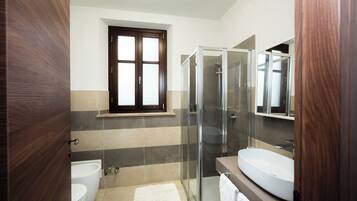Douche, sèche-cheveux, bidet, serviettes fournies
