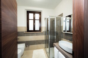 Dusche, Haartrockner, Bidet, Handtücher