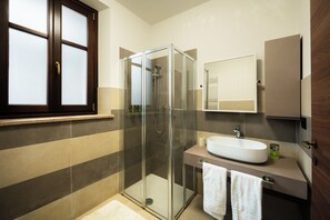 Shower, hair dryer, bidet, towels - Domus Acaja-Elegant Apartment in the Historic Center-Fully Equipped Kitchen (Pinerolo)