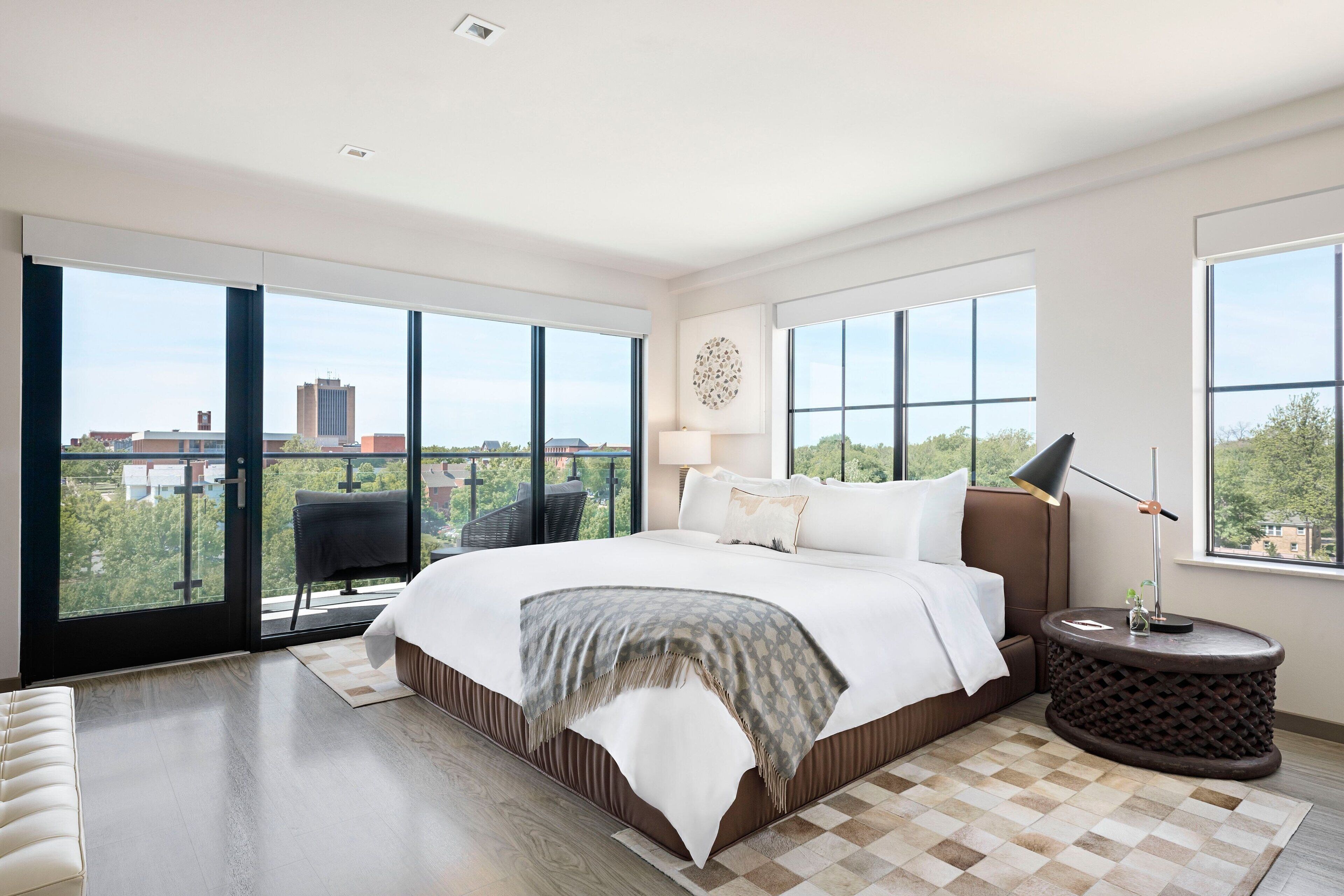 Sängtillbehör av högsta kvalitet och värdeförvaringsskåp på rummet