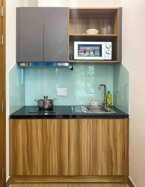 Refrigerador, microondas, tetera/pava eléctrica, utensilios de cocina