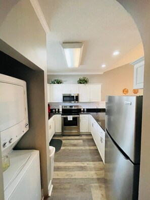 Kylskåp, mikrovågsugn, ugn och spishäll