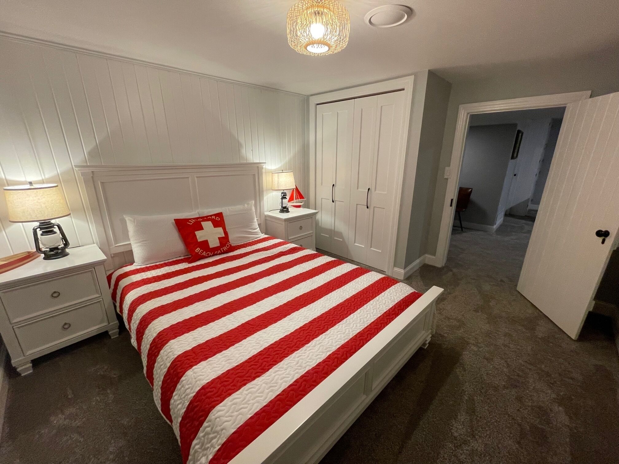 6 slaapkamers, een strijkplank/strijkijzer, reisbedje, gratis wifi