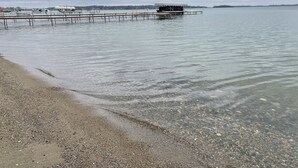 På stranden, solsenger og strandhåndklær